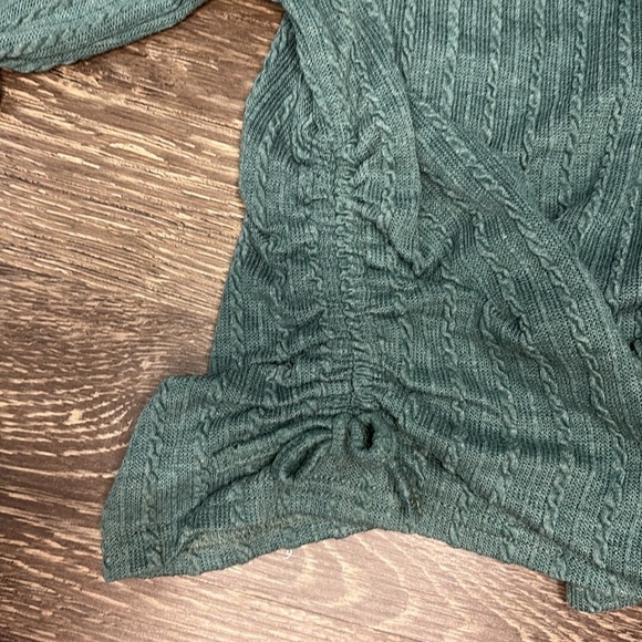 Girls long sleeve green top with rouching on the side with a tie size 9 - Picture 3 of 4